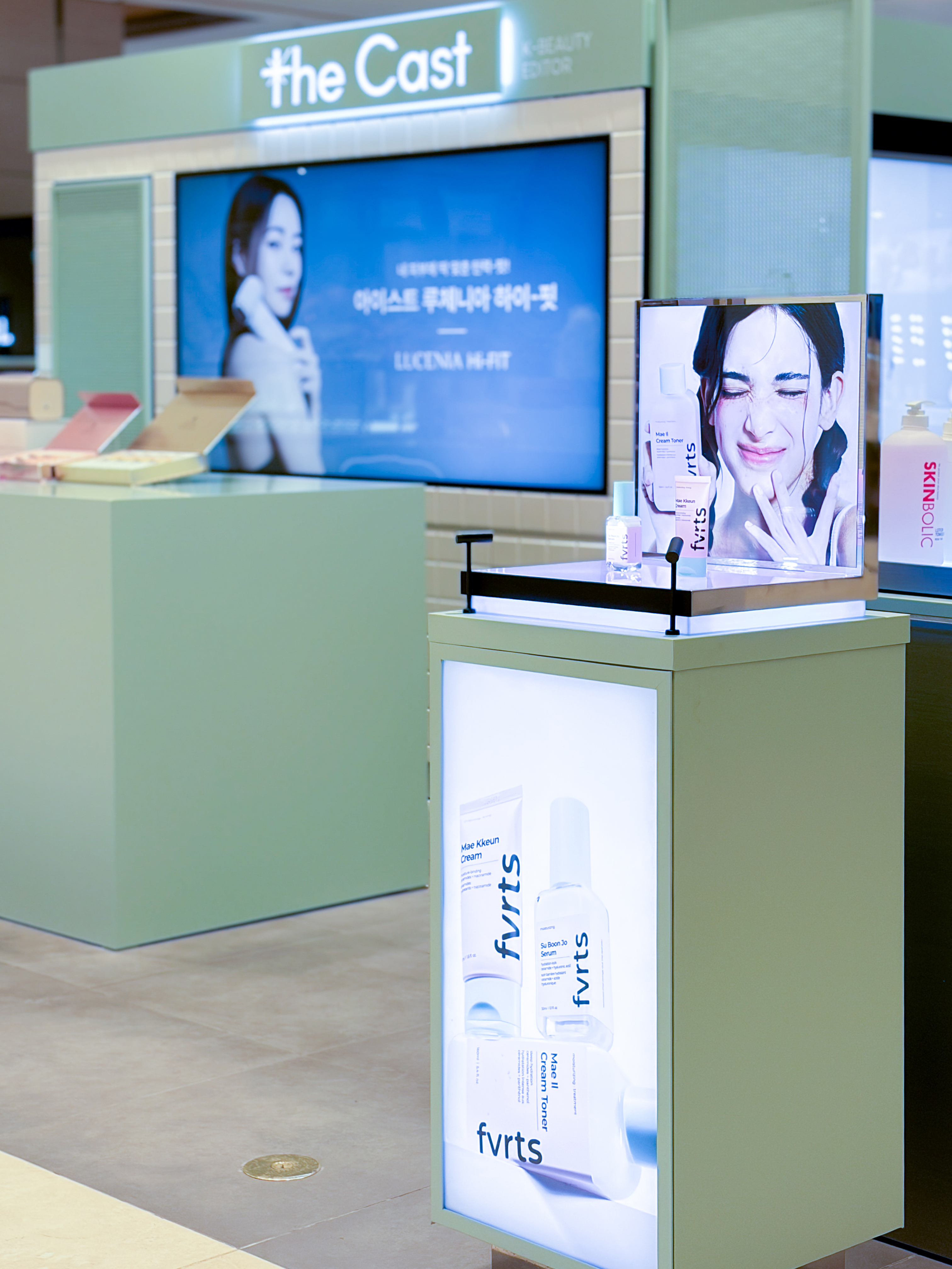 The Cast showcase image 12